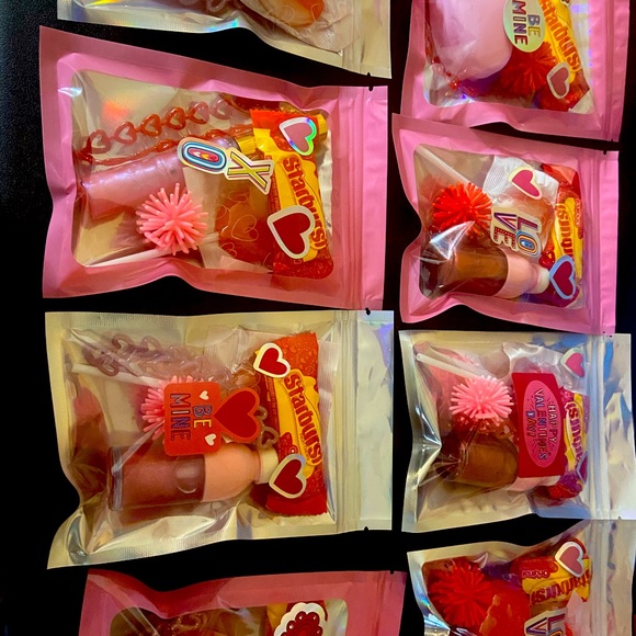 Lipgloss bundle with candy and scrunchie - Picture 1 of 1
